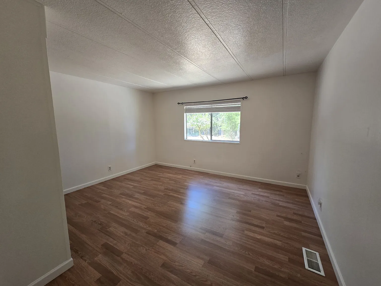 3 bed, 2.0 bath, 1296 sqft, $1,650 — Photo 4