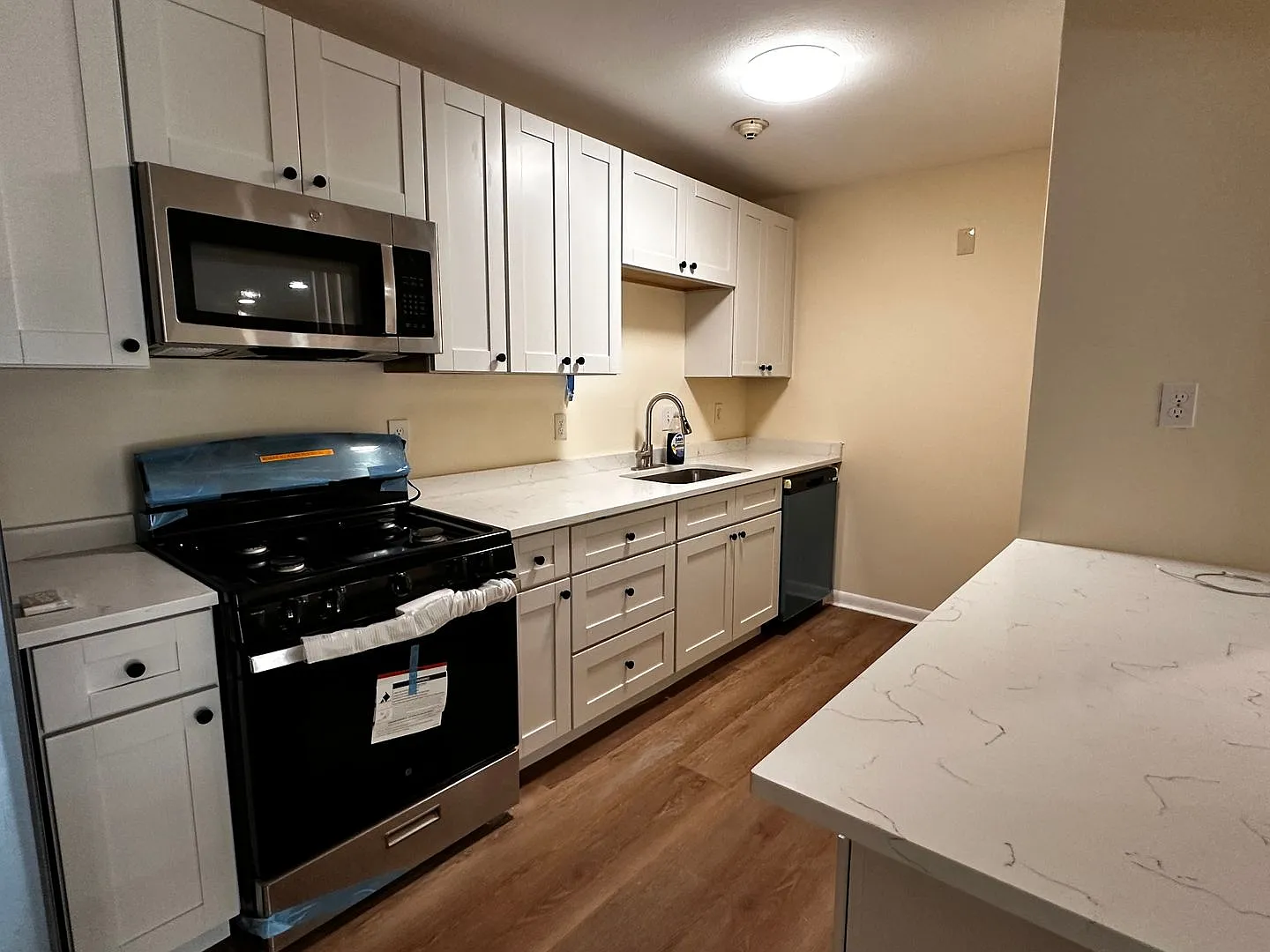 Beautifully Renovated 1 Bed Apartment in Cranston — Photo 2