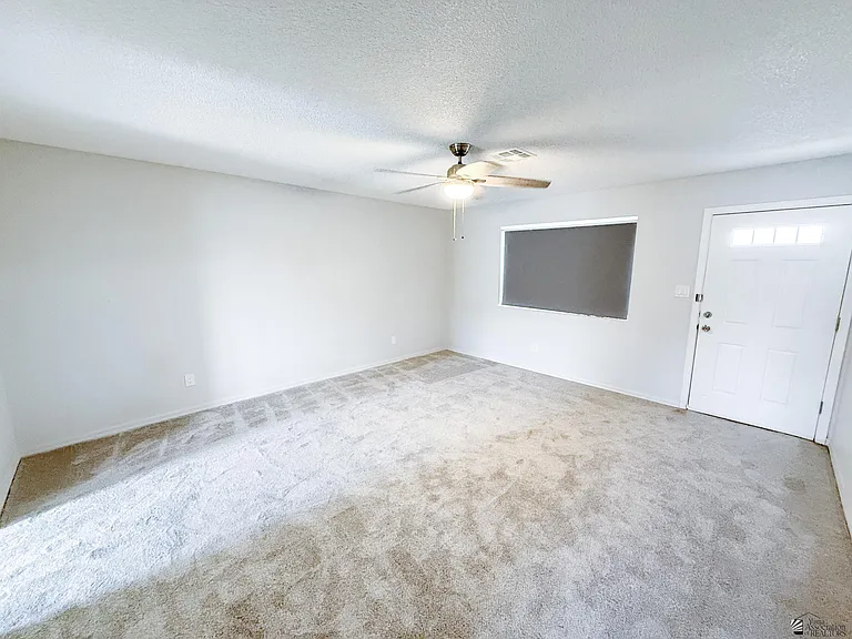 8558 E 38th Ln — Photo 5