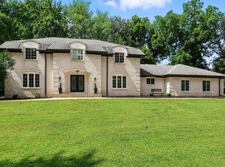 26 Briarwood Ln, Bettendorf, IA 52722