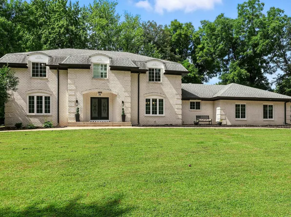 26 Briarwood Ln, Bettendorf, IA 52722