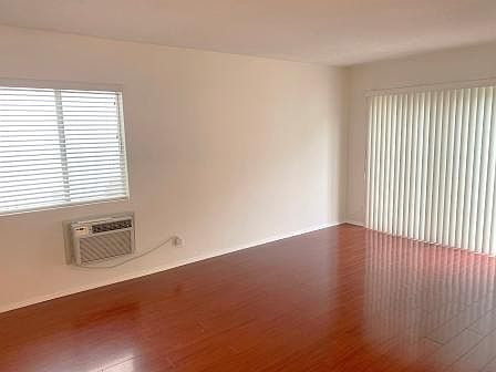 4th image of 1933 Pelham Ave #1