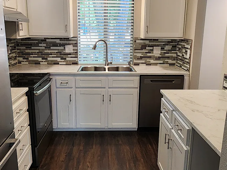 1411 E Hays St — Photo 5