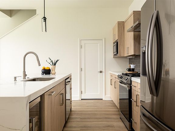 3rd image of 1901 S Harwood St #102