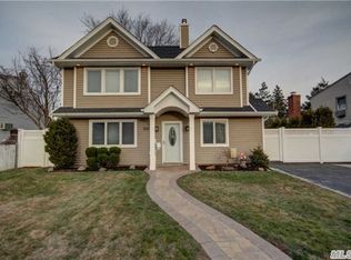 17 Curve Ln, Levittown, NY 11756