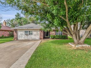 1449 Cedarcrest Ln, Bryan, TX 77803