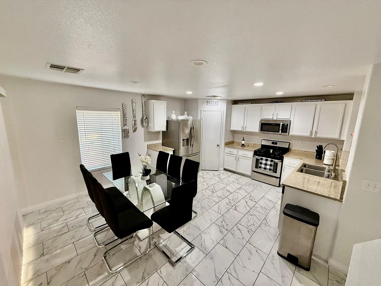 4 bed, 1891 sqft, $2,500 — Photo 3