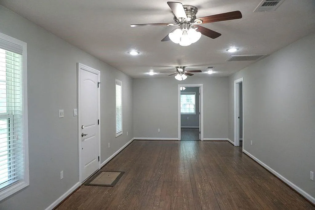 3 bed, 1.0 bath, 1379 sqft, $1,700 — Photo 3
