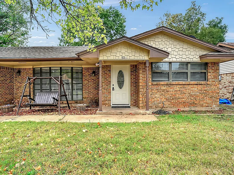 921 Holiday Dr — Photo 3