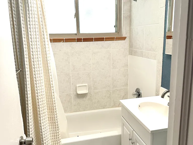 145 Niagara St — Photo 6