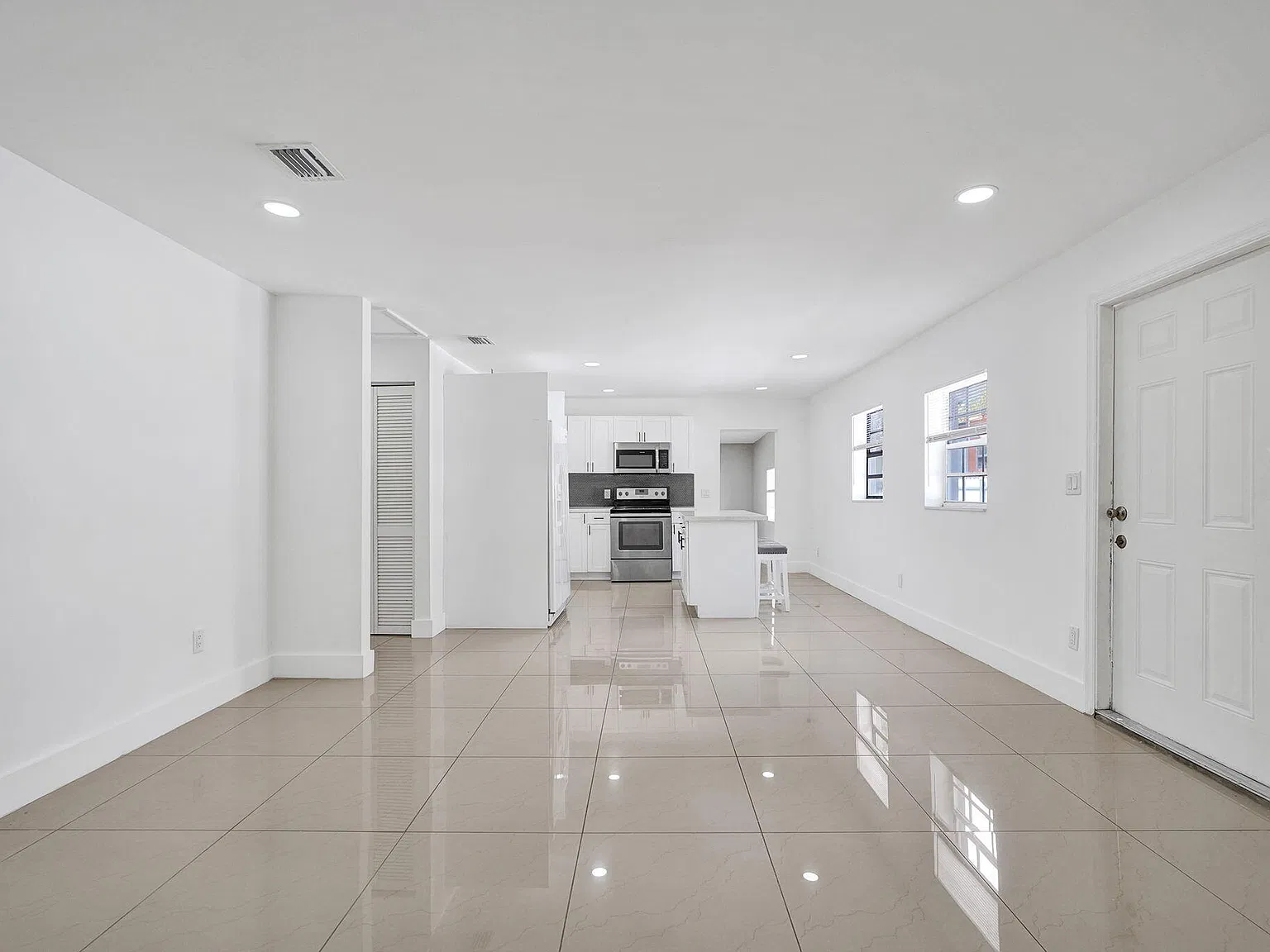 4 bed, 3.0 bath, 1659 sqft, $3,295 — Photo 3
