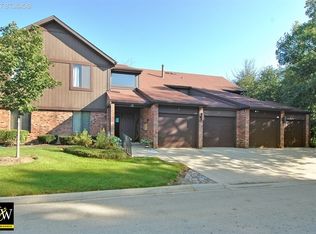 19 Creekside Cir, Elgin, IL 60123