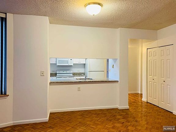 5th image of 100 Old Palisade Rd APT 1401