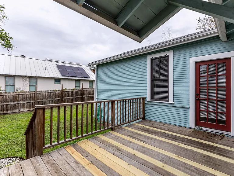 1121 E Crockett St — Photo 37