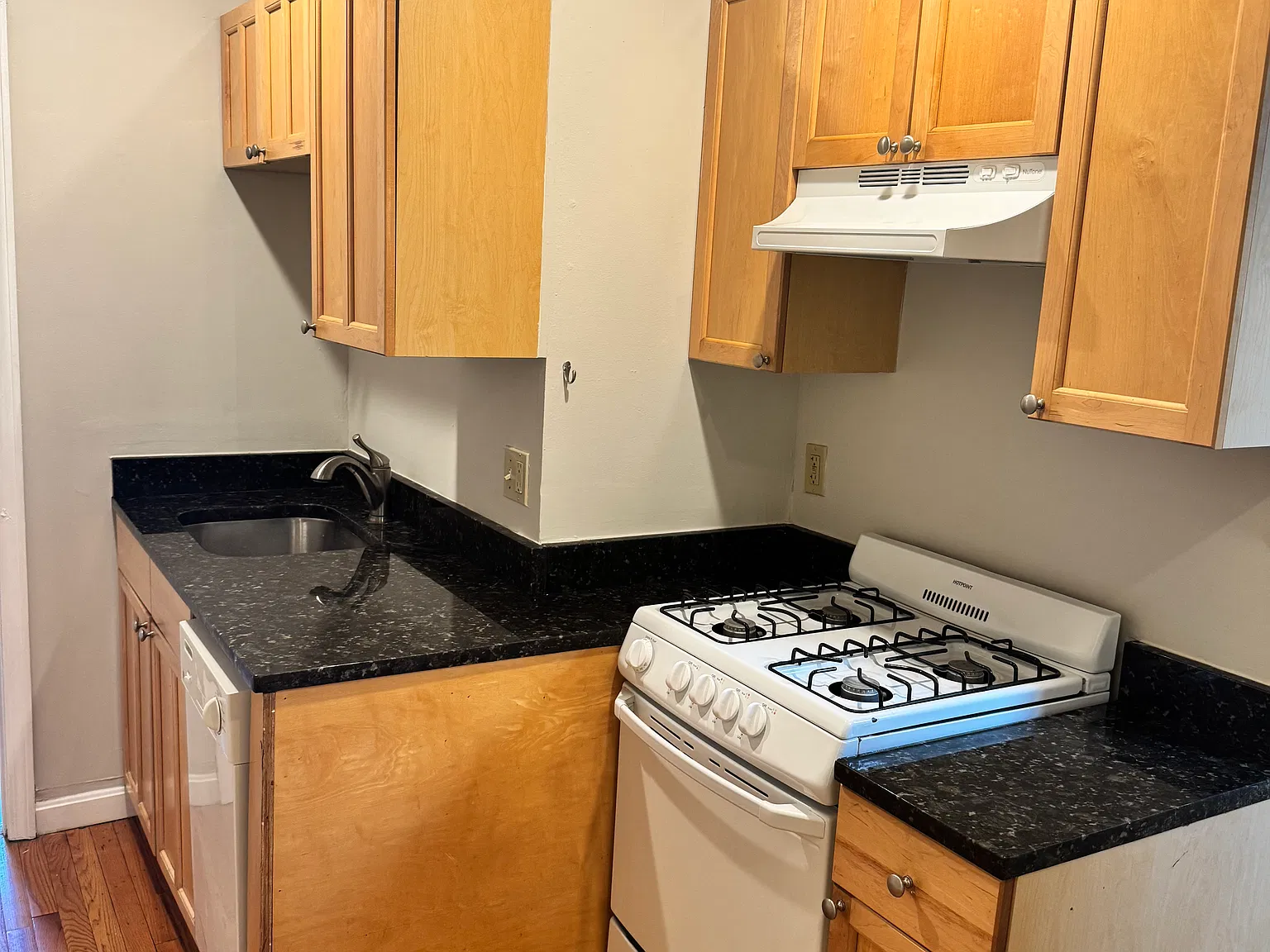 2 bed, 750 sqft, $3,500 — Photo 2