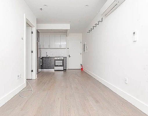 2nd image of 824 Saint Johns Pl #3I