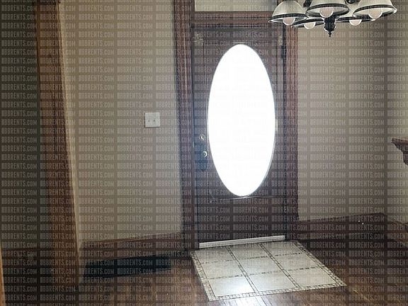 3rd image of 523 Prytania Ave