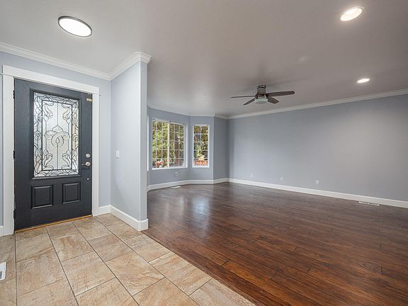 3rd image of 530 NE Majesty Ln