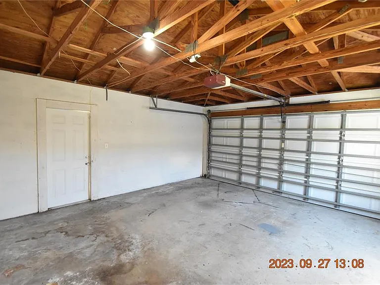 604 Southwood Cv — Photo 7