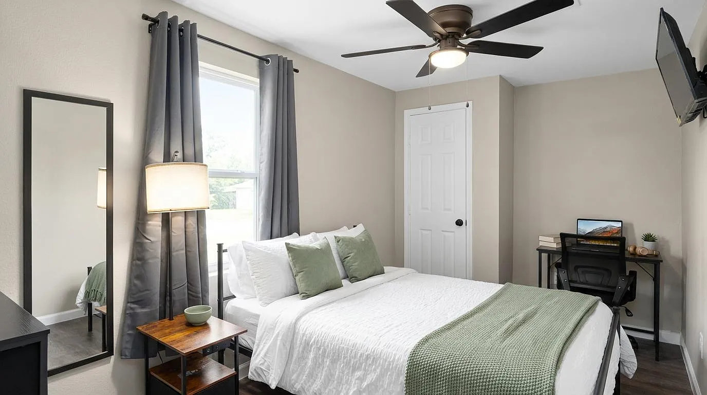 4 bed, 3.0 bath, 3244 sqft, $871 — Photo 1