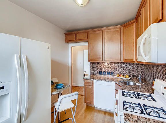 5th image of 2946 1/2 N Laramie Ave #11