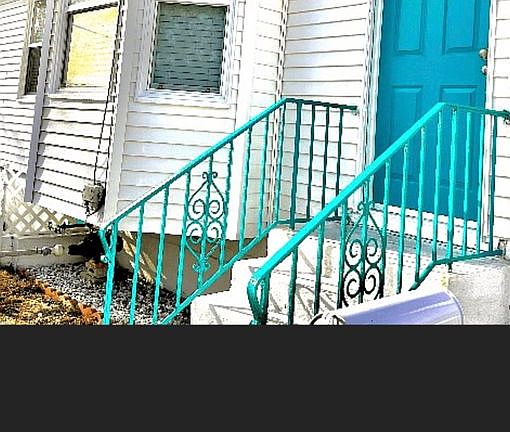 5th image of 136 S Oleander Ave