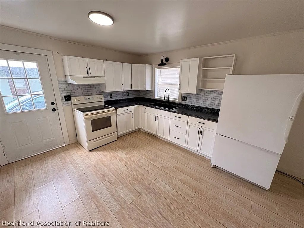 2 bed, 1.0 bath, 800 sqft, $1,300 — Photo 3