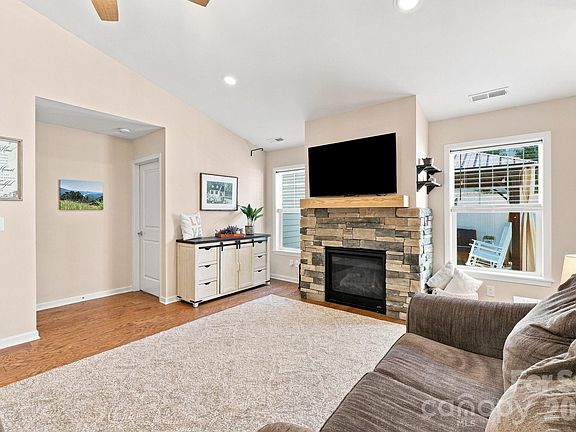 4th image of 72 Sunny Meadows Blvd