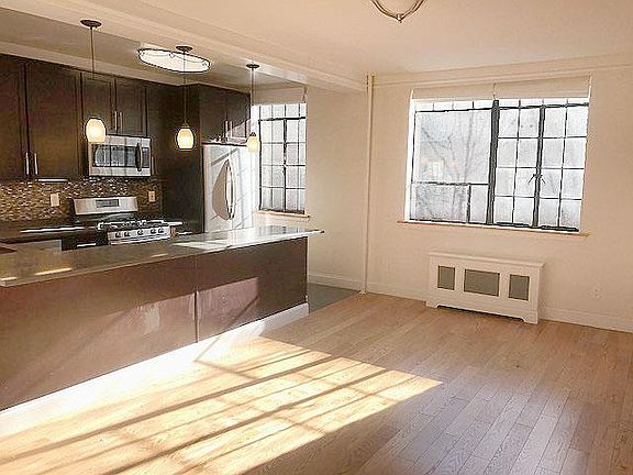 3rd image of 72 Barrow St APT 4K