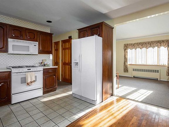 3rd image of 39 Cedar St
