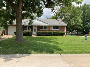 1900 Hurstgreen Dr, Saint Louis, MO 63114