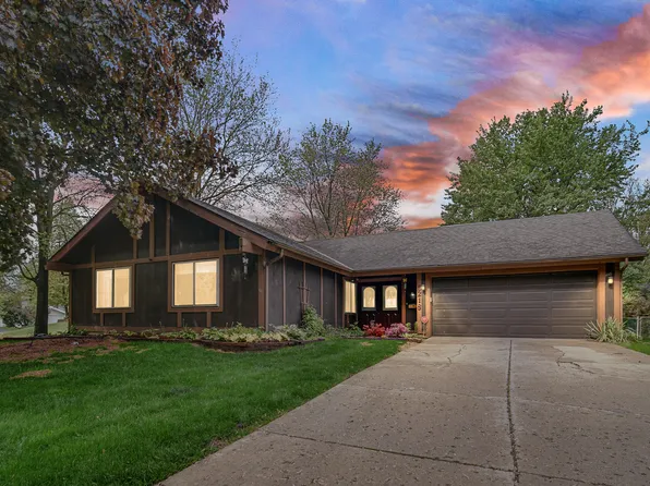 5218 Arlington Dr E, Hanover Park, IL 60133