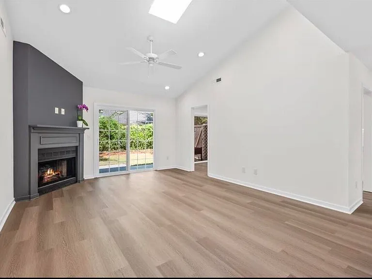 1120 Daffodil Ln — Photo 3
