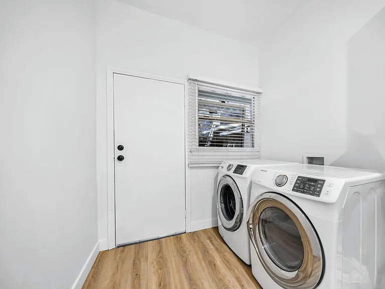 Laundry room w/ newer Samsung washer & dryer