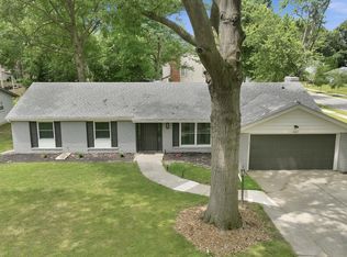 2227 Lakeland Ln, Fort Wayne, IN 46815