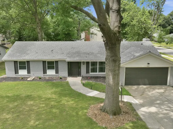 2227 Lakeland Ln, Fort Wayne, IN 46815