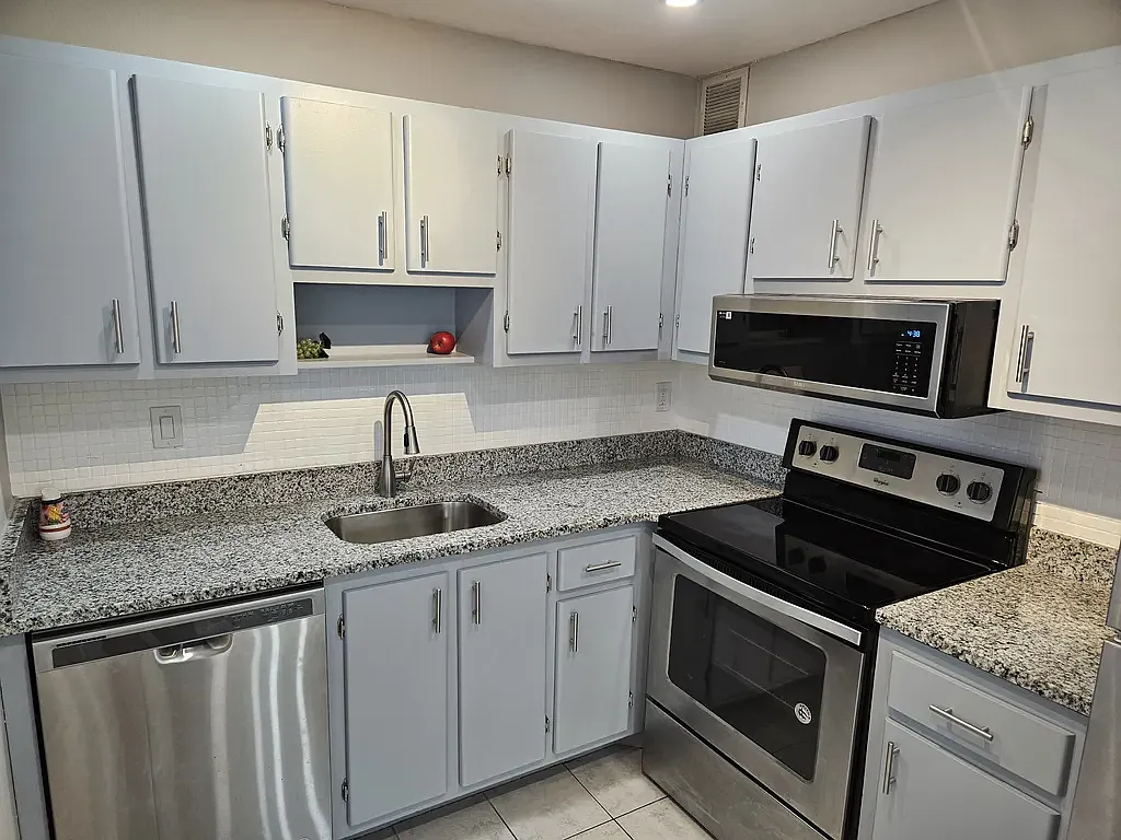 Building Photo - 3300 Fox Chase Cir N #215