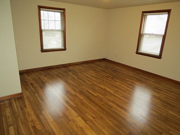 4th image of 184 College St