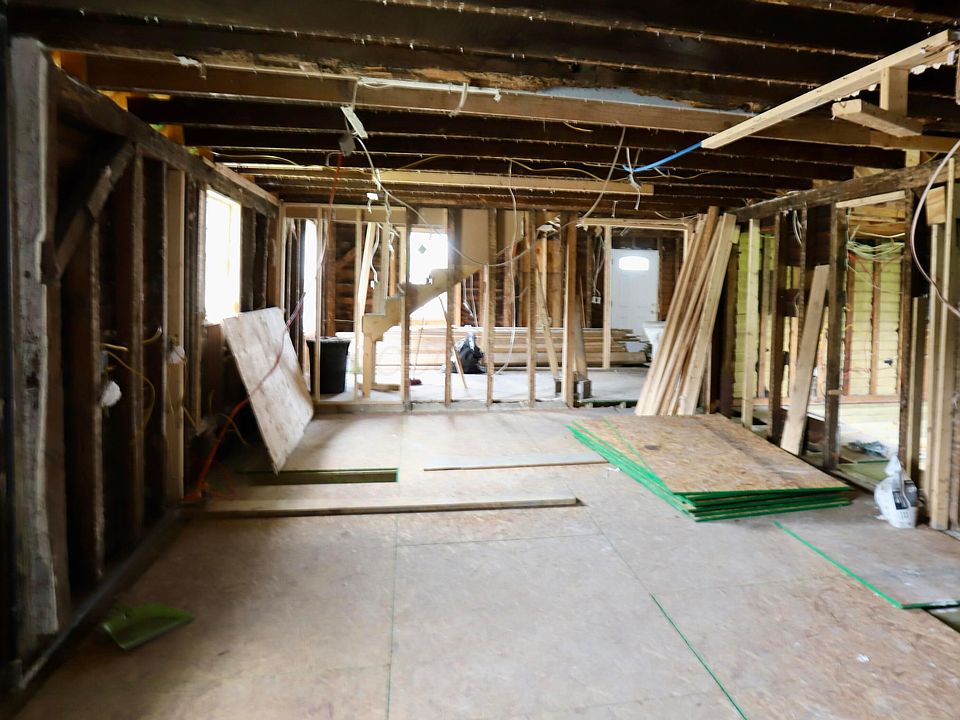 2nd image of 105 W North St