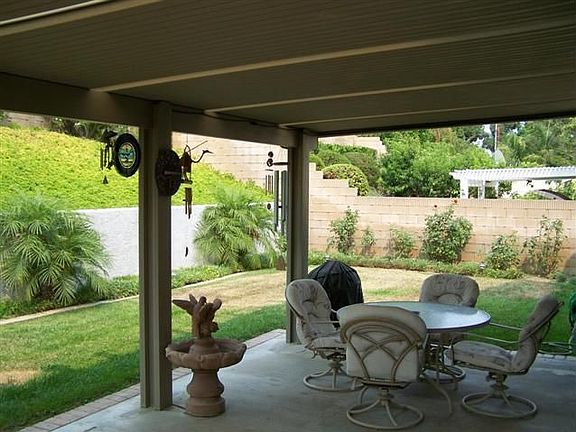 Covered patio -perfect for a Bar-B-Q
