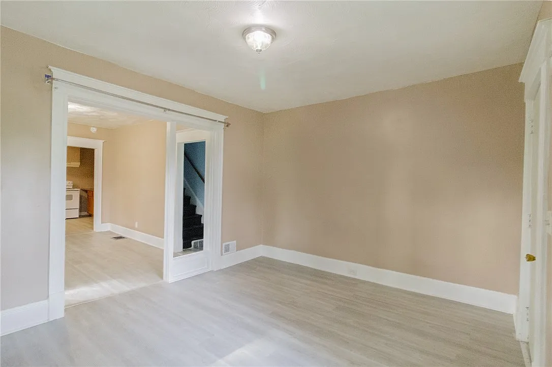 3 bed, 1.5 bath, 2488 sqft, $1,500 — Photo 3