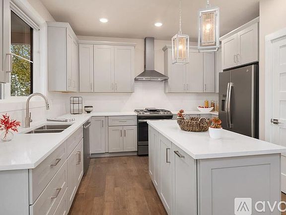 4th image of 10839 Slater Ave NE