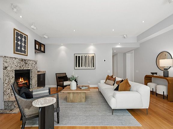 4th image of 916 W Carmen Ave #1W