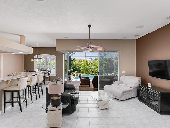 5th image of 180 Seaglass Dr