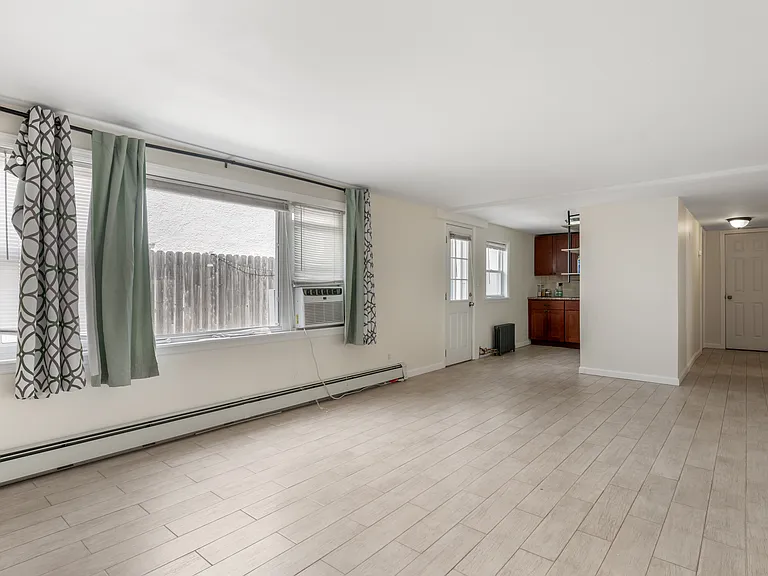 517 E Broadway — Photo 2