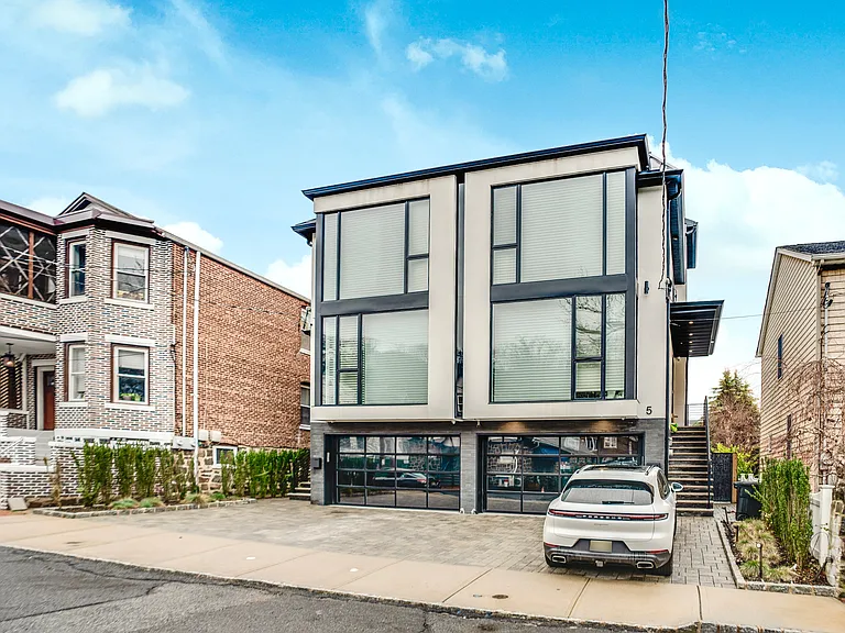 7 Adelaide Pl — Photo 2