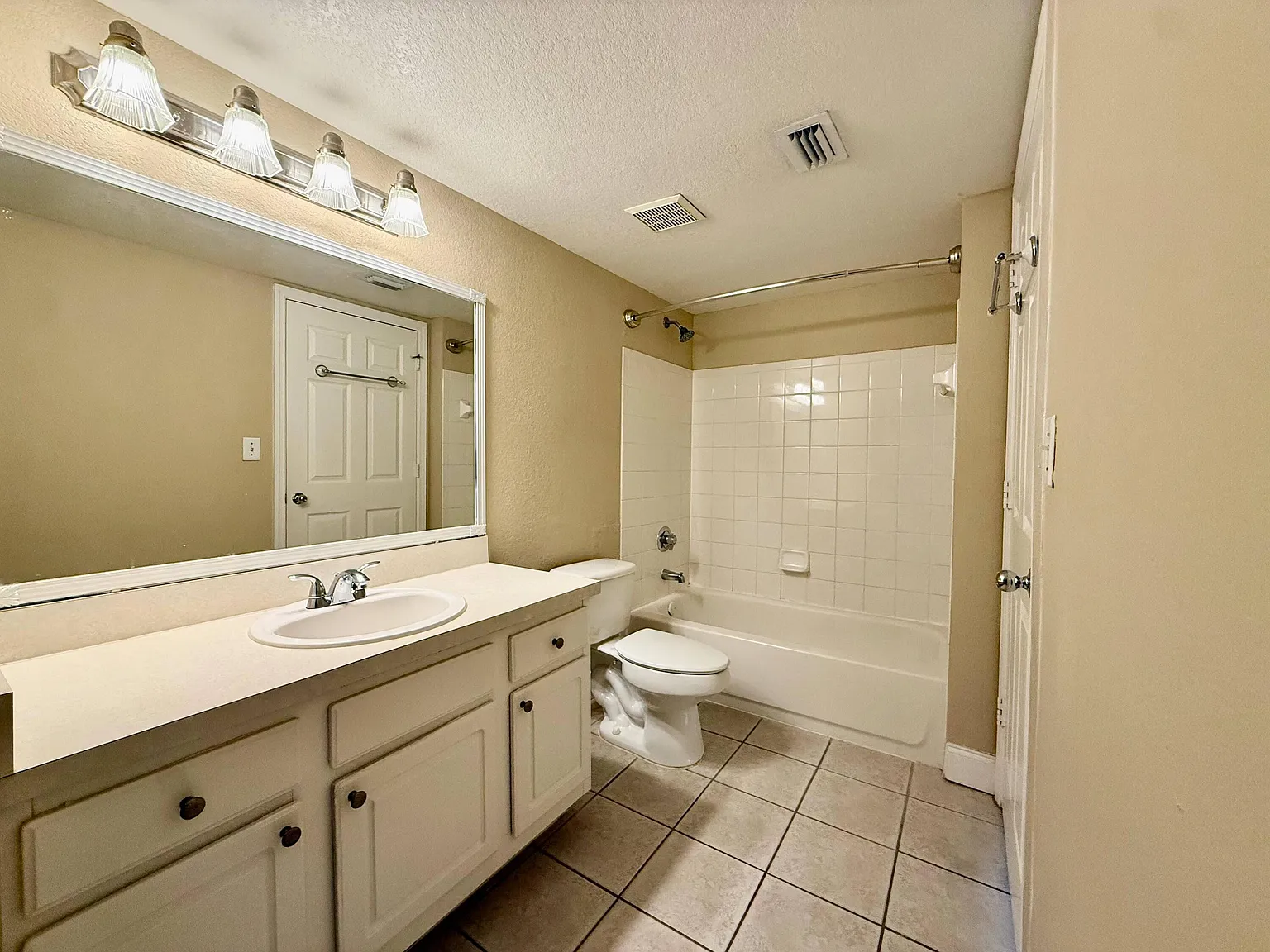 1 bed, 1.0 bath, 787 sqft, $1,895 — Photo 3