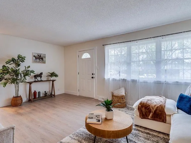 565 S Circle Dr — Photo 4