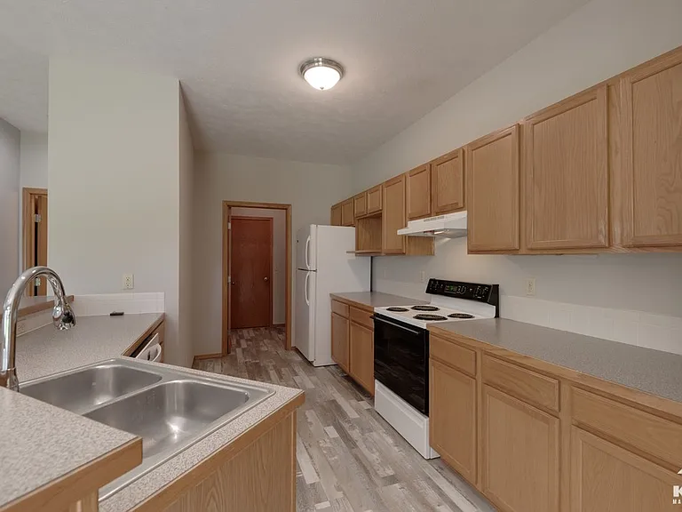 513 N Bristol Ct — Photo 6