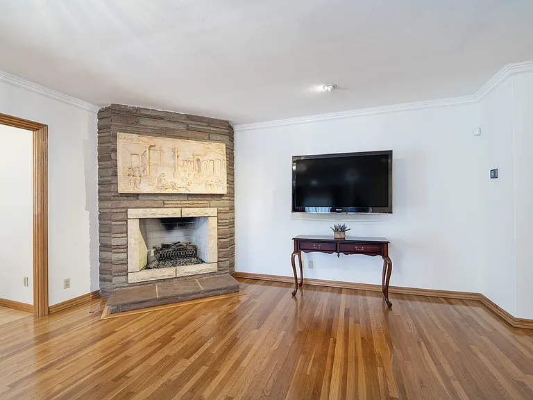 14024 Cantlay St — Photo 6